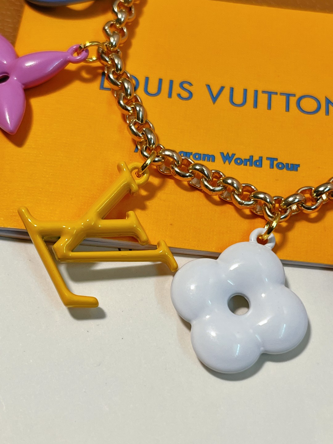 最高級ルイヴィトンスーパーコピー ルイヴィトンブレスレットコピー バッグチャーム・LV ポップ フラワー M01962 ゴールド - 画像 (4)