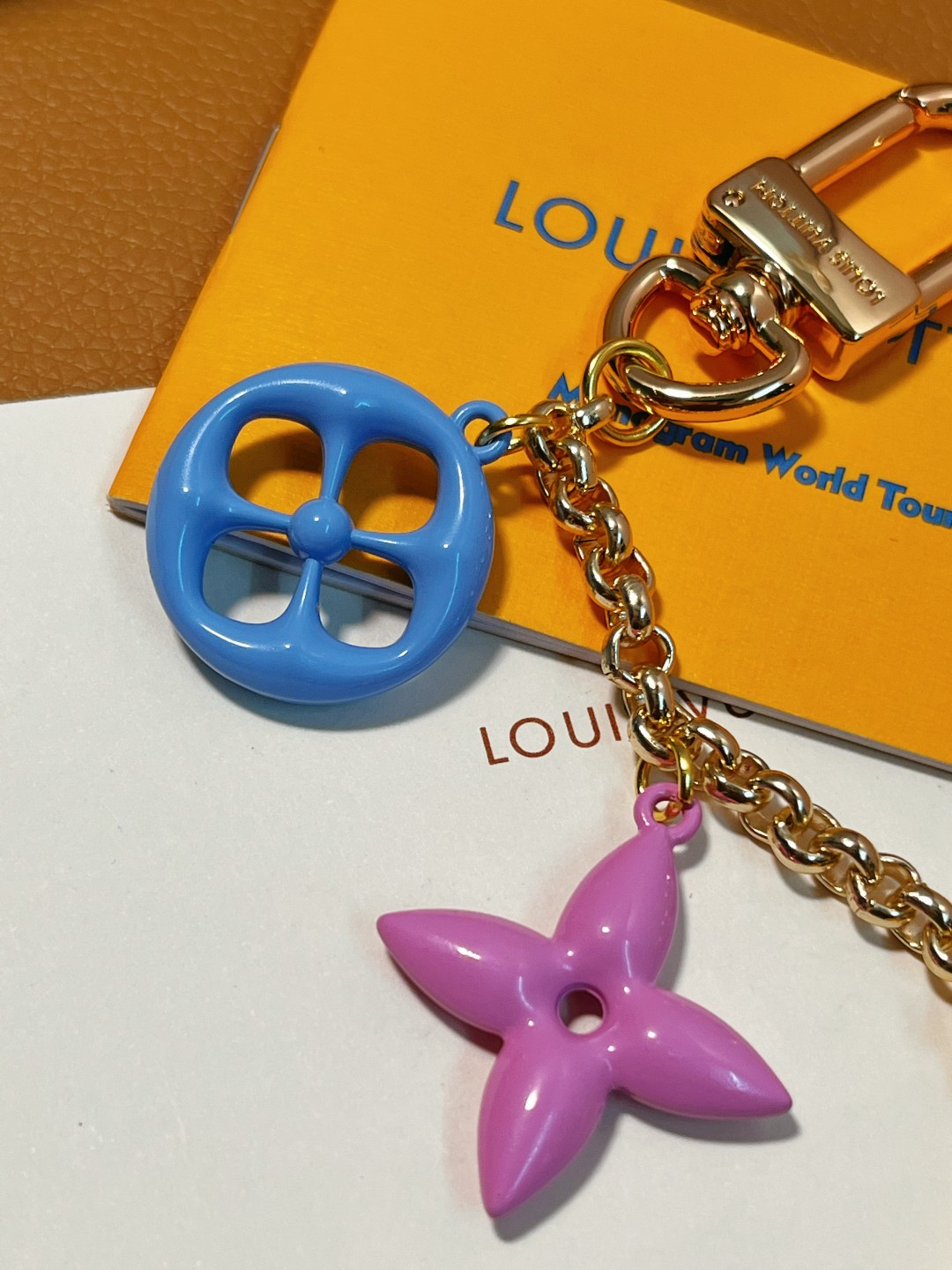 最高級ルイヴィトンスーパーコピー ルイヴィトンブレスレットコピー バッグチャーム・LV ポップ フラワー M01962 ゴールド - 画像 (3)