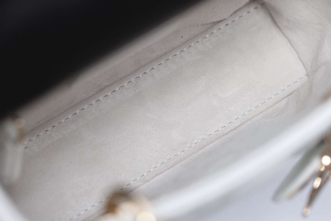 最高級ディオールスーパーコピー ディオールバッグコピー Lady Dior バッグ ミニ M0505ONGE_M030 ホワイト×黒 ゴールド金具 - 画像 (2)