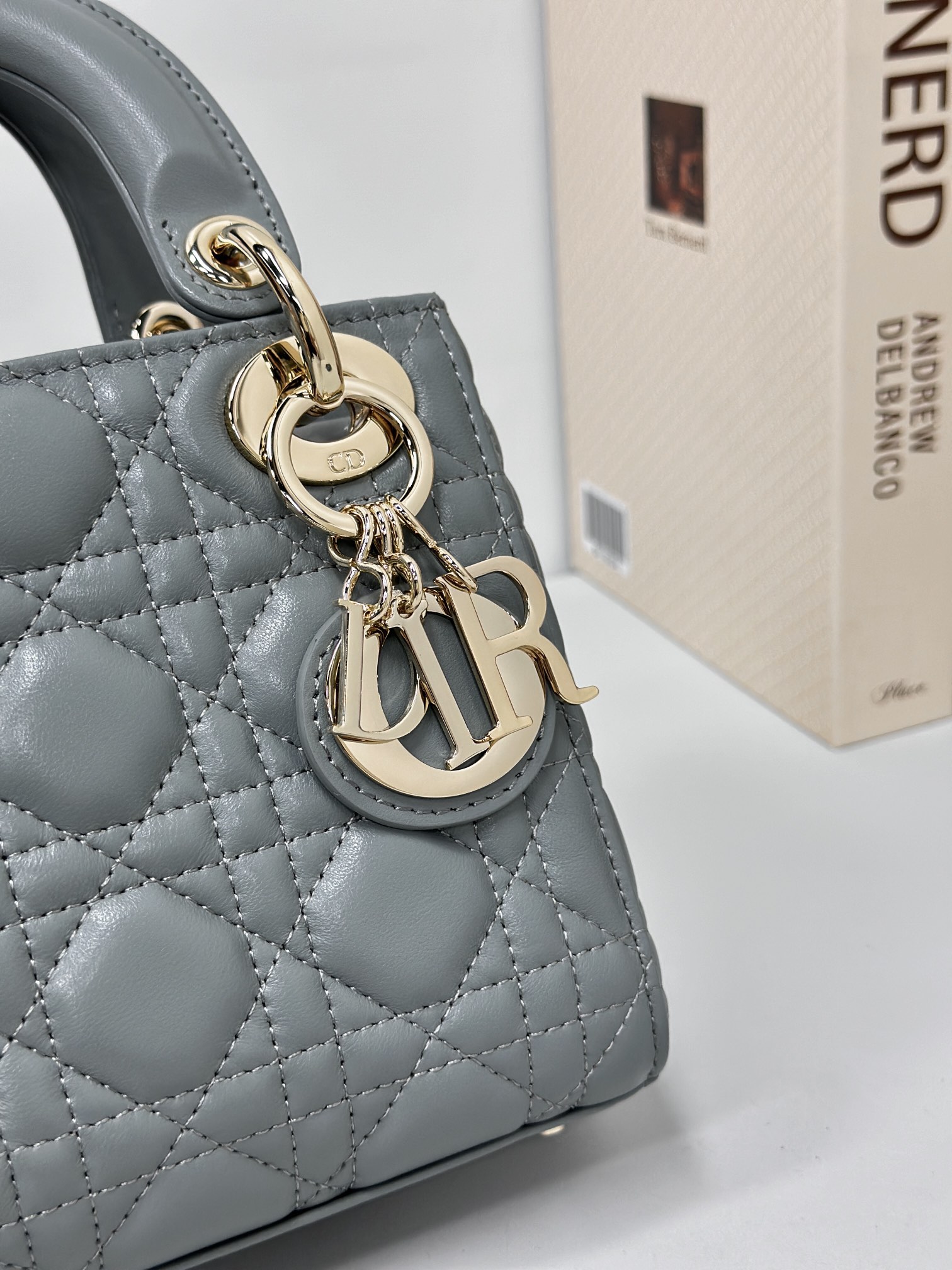 最高級ディオールスーパーコピー ディオールバッグコピー Lady Dior バッグ ミニ M0505ONGE_M81B ストーングレー ゴールド金具 - 画像 (6)