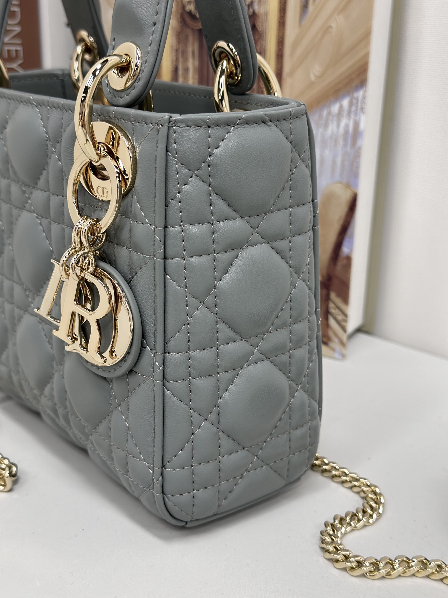 最高級ディオールスーパーコピー ディオールバッグコピー Lady Dior バッグ ミニ M0505ONGE_M81B ストーングレー ゴールド金具 - 画像 (4)
