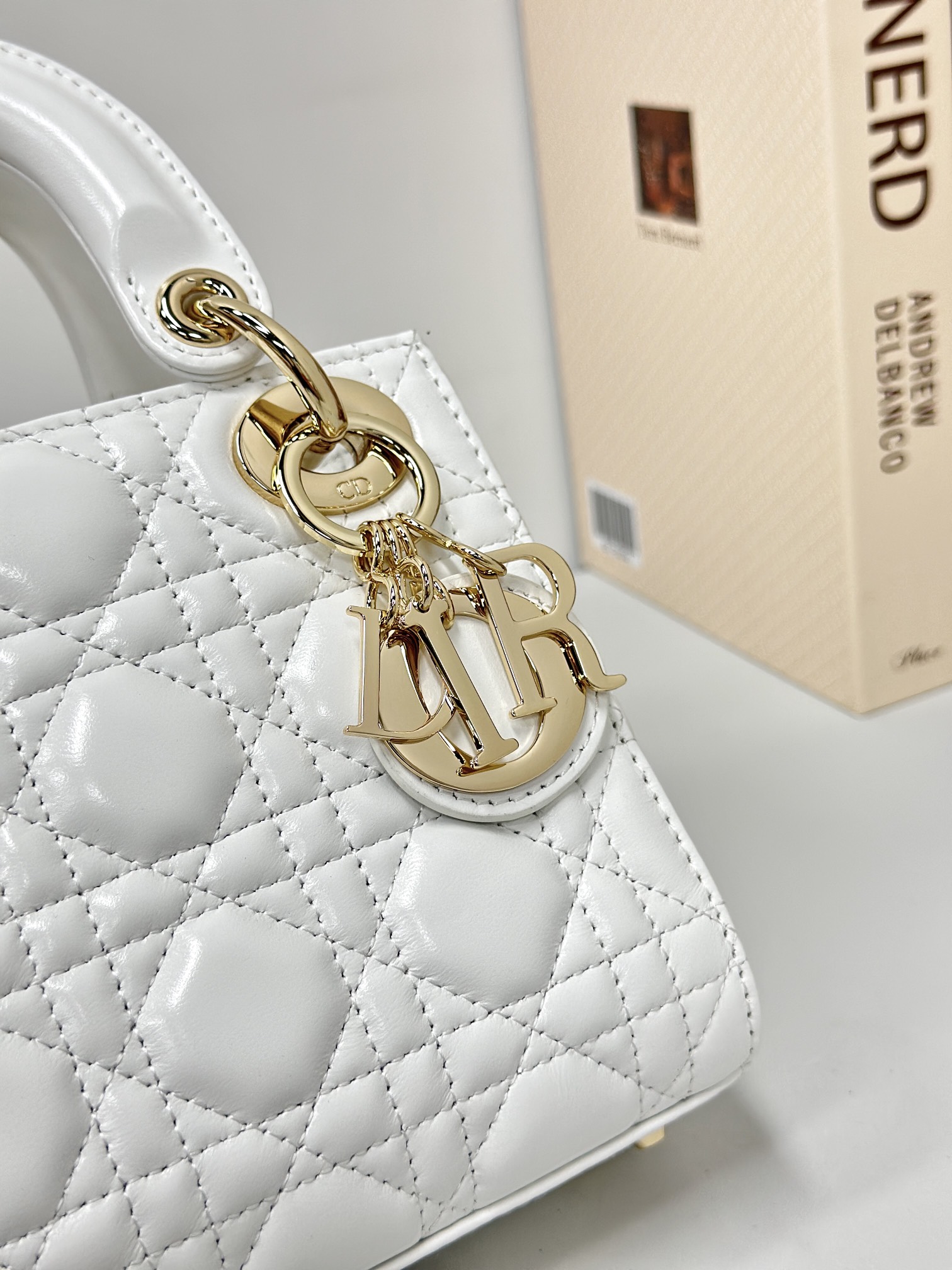 最高級ディオールスーパーコピー ディオールバッグコピー Lady Dior バッグ ミニ M0505ONGE_M030 ホワイト ゴールド金具 - 画像 (6)
