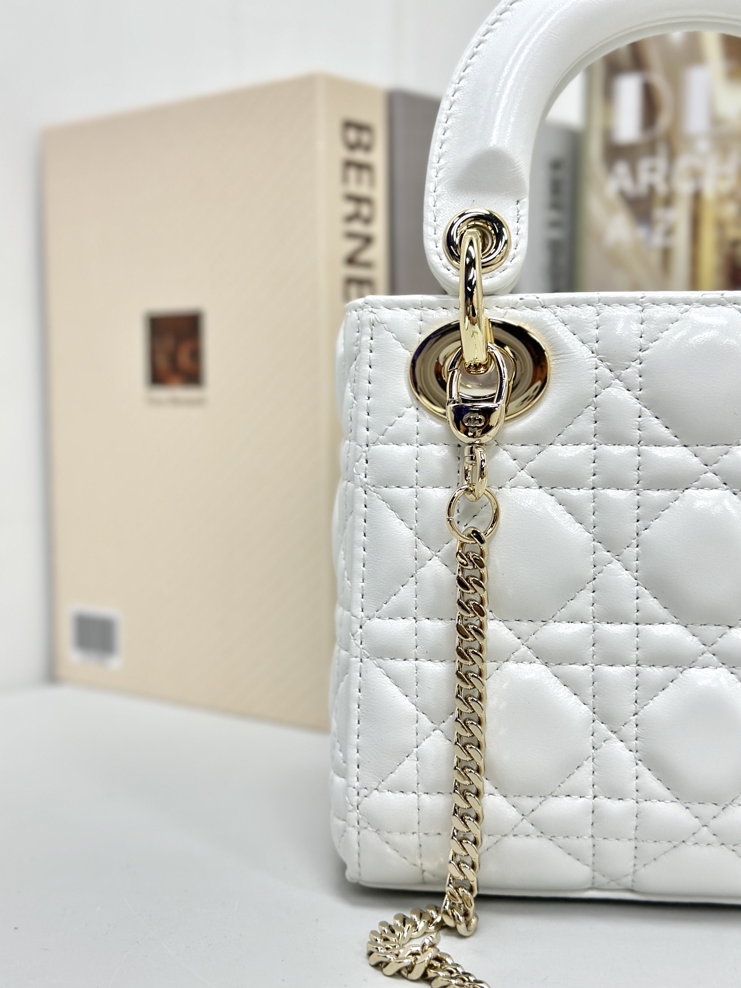 最高級ディオールスーパーコピー ディオールバッグコピー Lady Dior バッグ ミニ M0505ONGE_M030 ホワイト ゴールド金具 - 画像 (5)