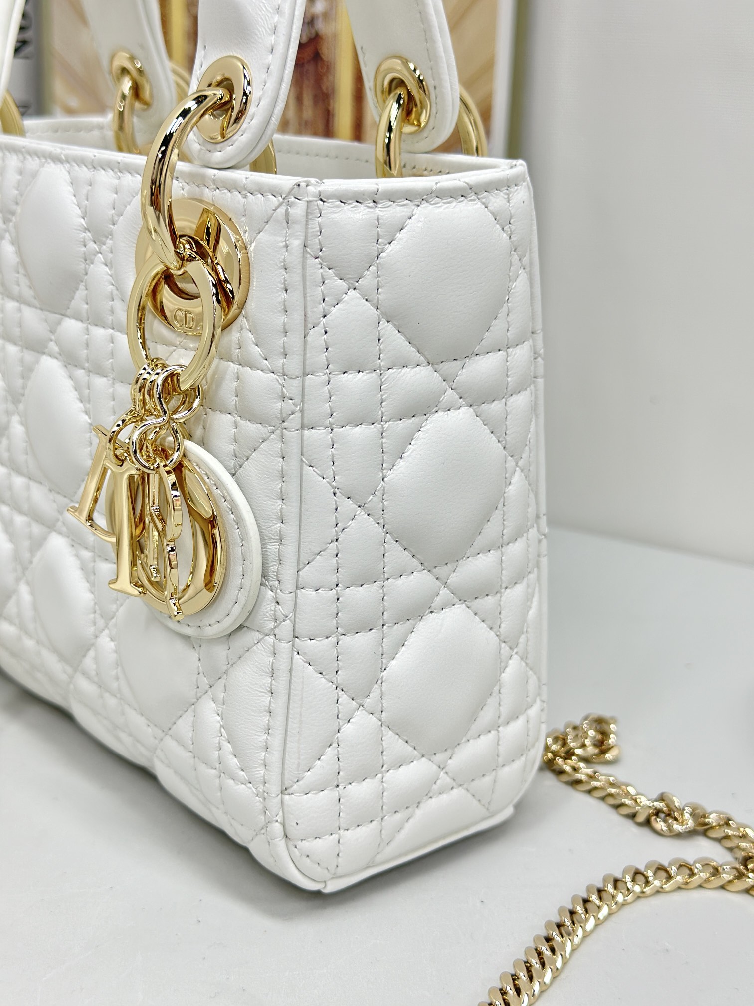 最高級ディオールスーパーコピー ディオールバッグコピー Lady Dior バッグ ミニ M0505ONGE_M030 ホワイト ゴールド金具 - 画像 (3)
