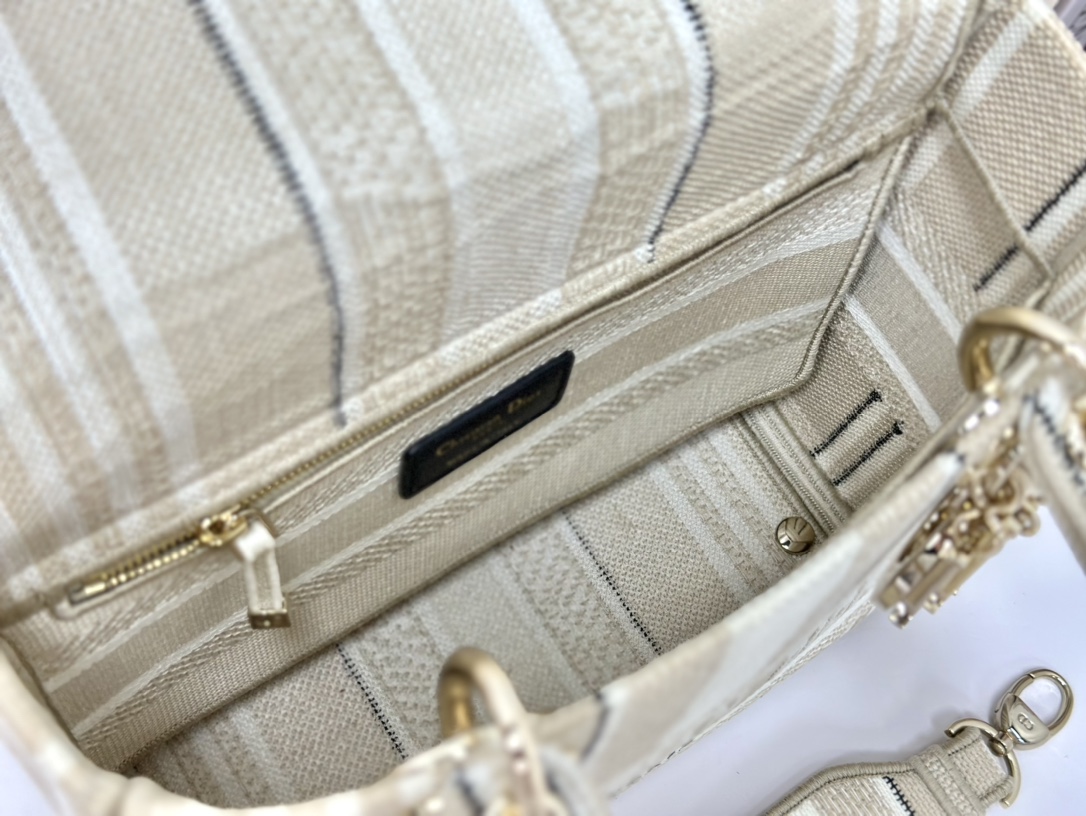最高級ディオールスーパーコピー ディオールバッグコピー Lady D-Lite バッグ ミディアム M0565ORGO_M51G グレー ゴールド金具 - 画像 (3)