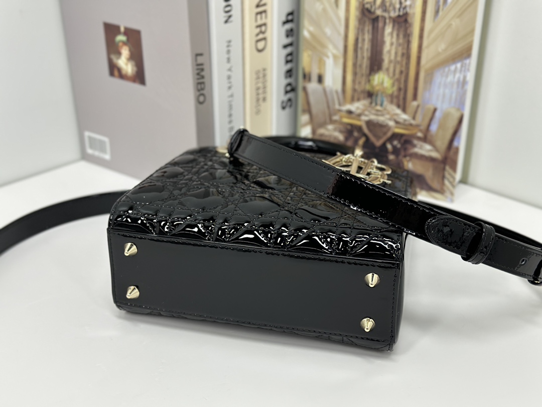 最高級ディオールスーパーコピー ディオールバッグコピー Dioramour Lady Dior バッグ スモール M0531ONJH_M900 黒 ブラック ゴールド金具 - 画像 (4)