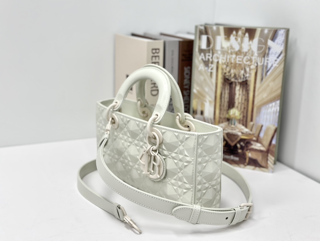 最高級ディオールスーパーコピー ディオールバッグコピー Lady D-Joy バッグ ミディアム M0540ONGE_M030 ホワイト ホワイト金具 - 画像 (9)