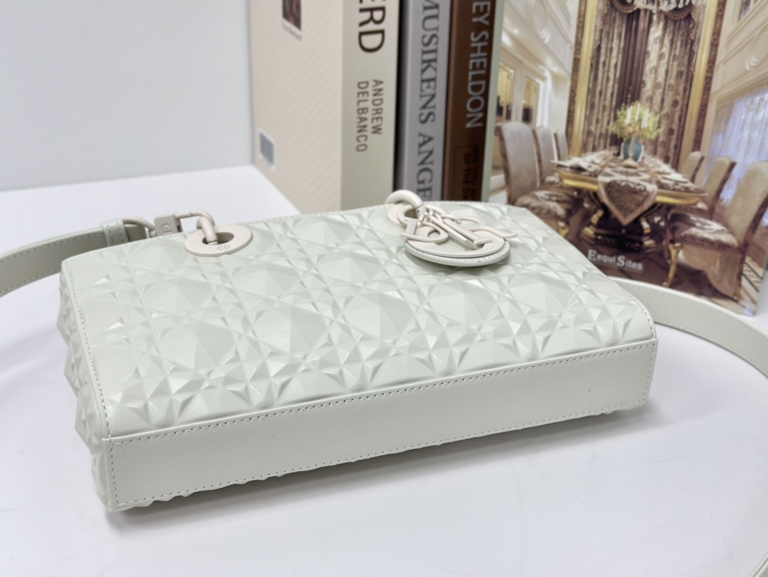 最高級ディオールスーパーコピー ディオールバッグコピー Lady D-Joy バッグ ミディアム M0540ONGE_M030 ホワイト ホワイト金具 - 画像 (4)