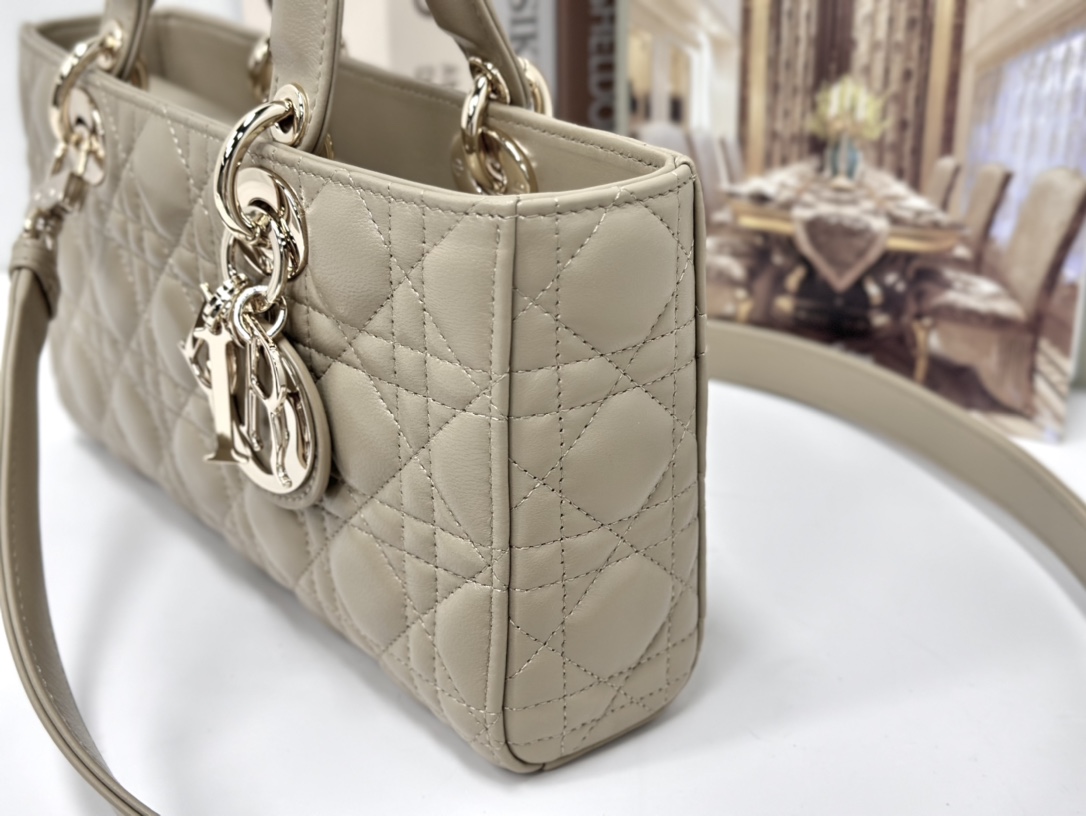 最高級ディオールスーパーコピー ディオールバッグコピー Lady D-Joy バッグ ミディアム M0540ONGE_M116 グレー ゴールド金具 - 画像 (5)