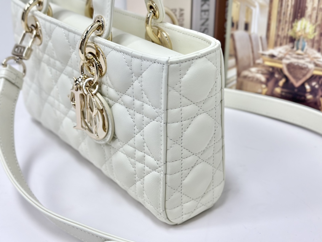 最高級ディオールスーパーコピー ディオールバッグコピー Lady D-Joy バッグ ミディアム M0540ONGE_M030 ホワイト ゴールド金具 - 画像 (4)
