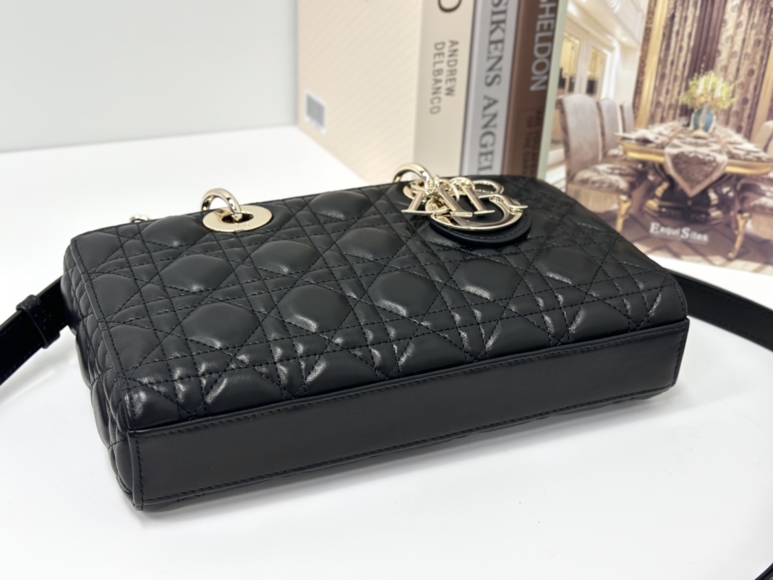 最高級ディオールスーパーコピー ディオールバッグコピー Lady D-Joy バッグ ミディアム M0540ONGE_M900 黒 ブラック ゴールド金具 - 画像 (3)