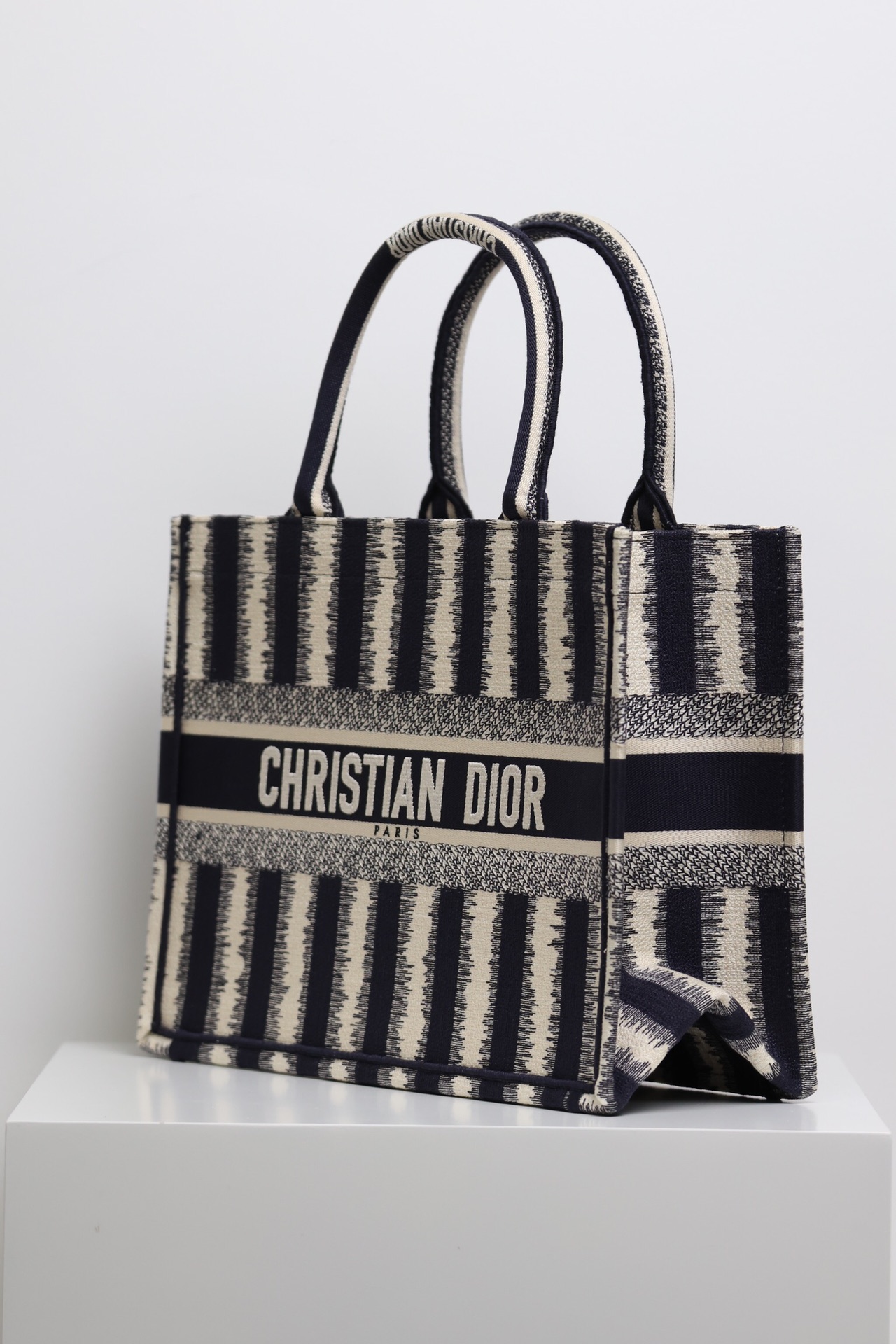 最高級ディオールスーパーコピー ディオールバッグコピー Dior Book Tote バッグ ミディアム M1296ZTDT_M06E ブラック×ホワイト - 画像 (9)