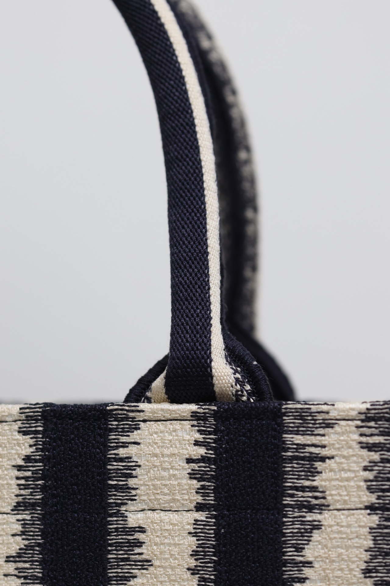 最高級ディオールスーパーコピー ディオールバッグコピー Dior Book Tote バッグ ミディアム M1296ZTDT_M06E ブラック×ホワイト - 画像 (6)