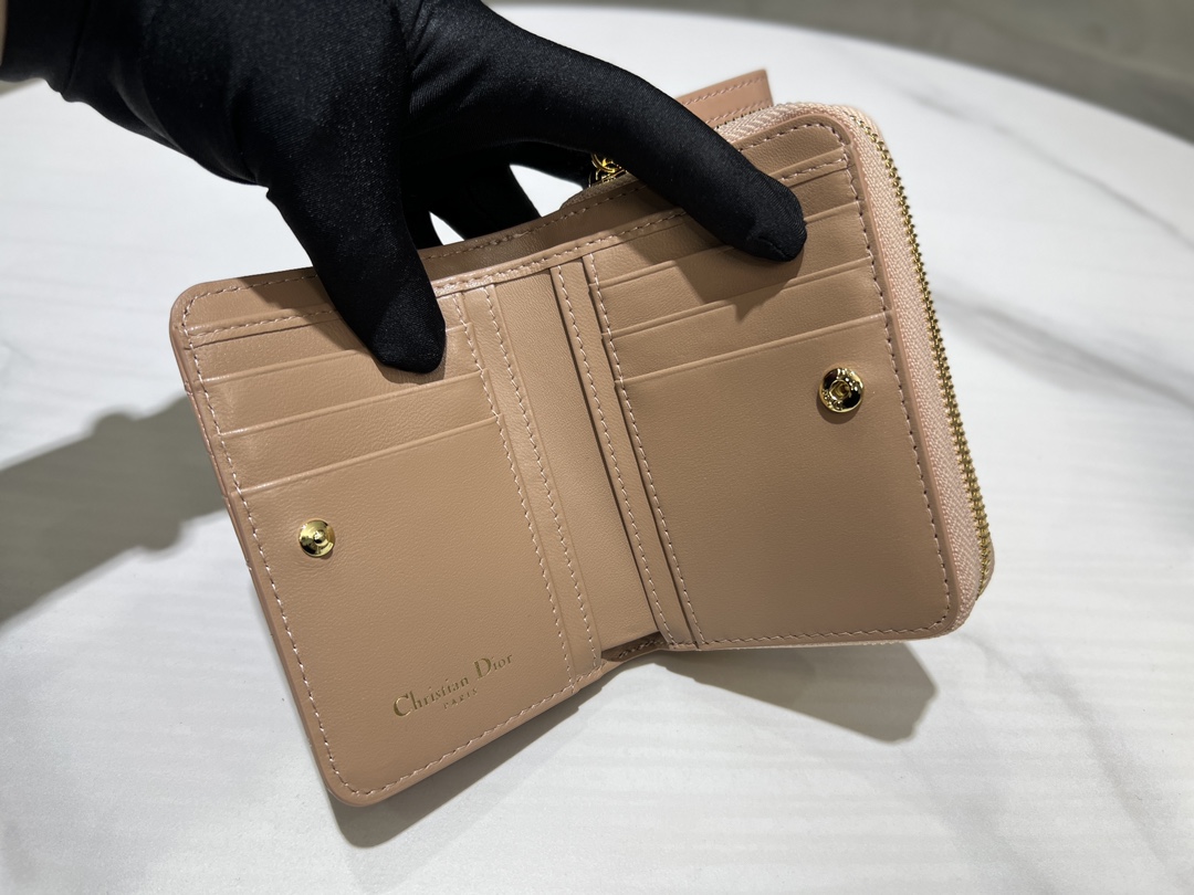 最高級ディオールスーパーコピー ディオール財布コピー Dior Caro Scarlet ウォレット S5032UWHC_M51U ピンクベージュ系 - 画像 (4)