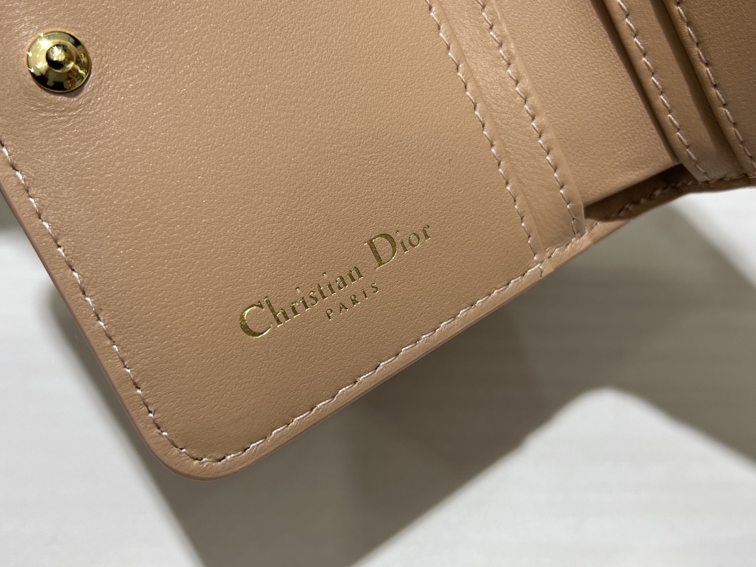 最高級ディオールスーパーコピー ディオール財布コピー Dior Caro Scarlet ウォレット S5032UWHC_M51U ピンクベージュ系 - 画像 (2)