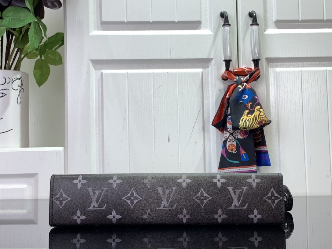 ルイヴィトン クラッチバッグ 新作 Louis Vuitton ポシェット・ヴォワヤージュ MM ブラック / ホワイト M11764 牛革 シルバー金具 - 画像 (7)