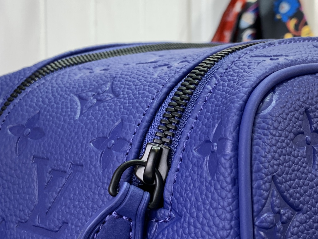 ルイヴィトン バスルームポーチ 新作 Louis Vuitton ロッカー ドップ・キット ブルー M82576 モノグラム・アンプラント レザー ブラック金具 - 画像 (6)