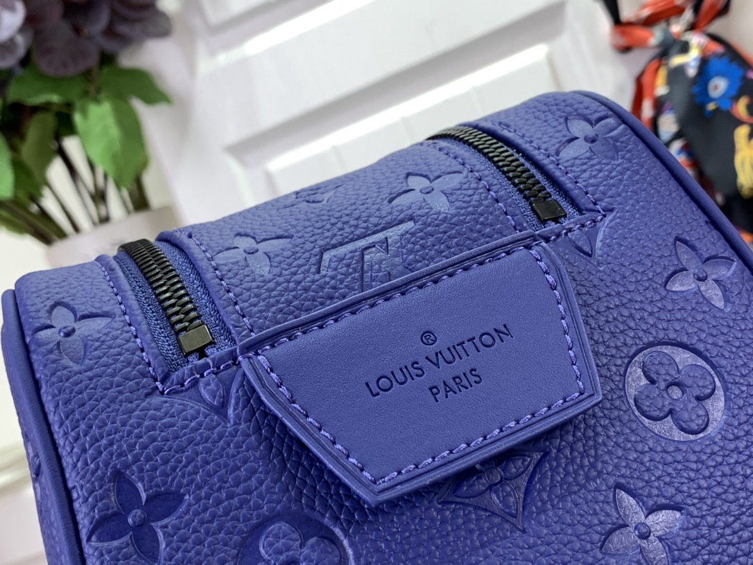 ルイヴィトン バスルームポーチ 新作 Louis Vuitton ロッカー ドップ・キット ブルー M82576 モノグラム・アンプラント レザー ブラック金具 - 画像 (5)