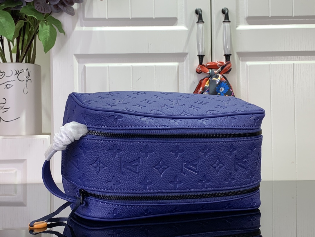 ルイヴィトン バスルームポーチ 新作 Louis Vuitton ロッカー ドップ・キット ブルー M82576 モノグラム・アンプラント レザー ブラック金具 - 画像 (4)