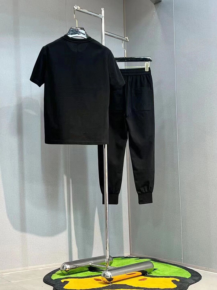 最高級モンクレールスーパーコピー モンクレールTシャツコピー MONCLER 服 Tシャツ×スラックス 2024秋冬新作 ブラック J20918C0001489A17999 コットン 100% - 画像 (4)