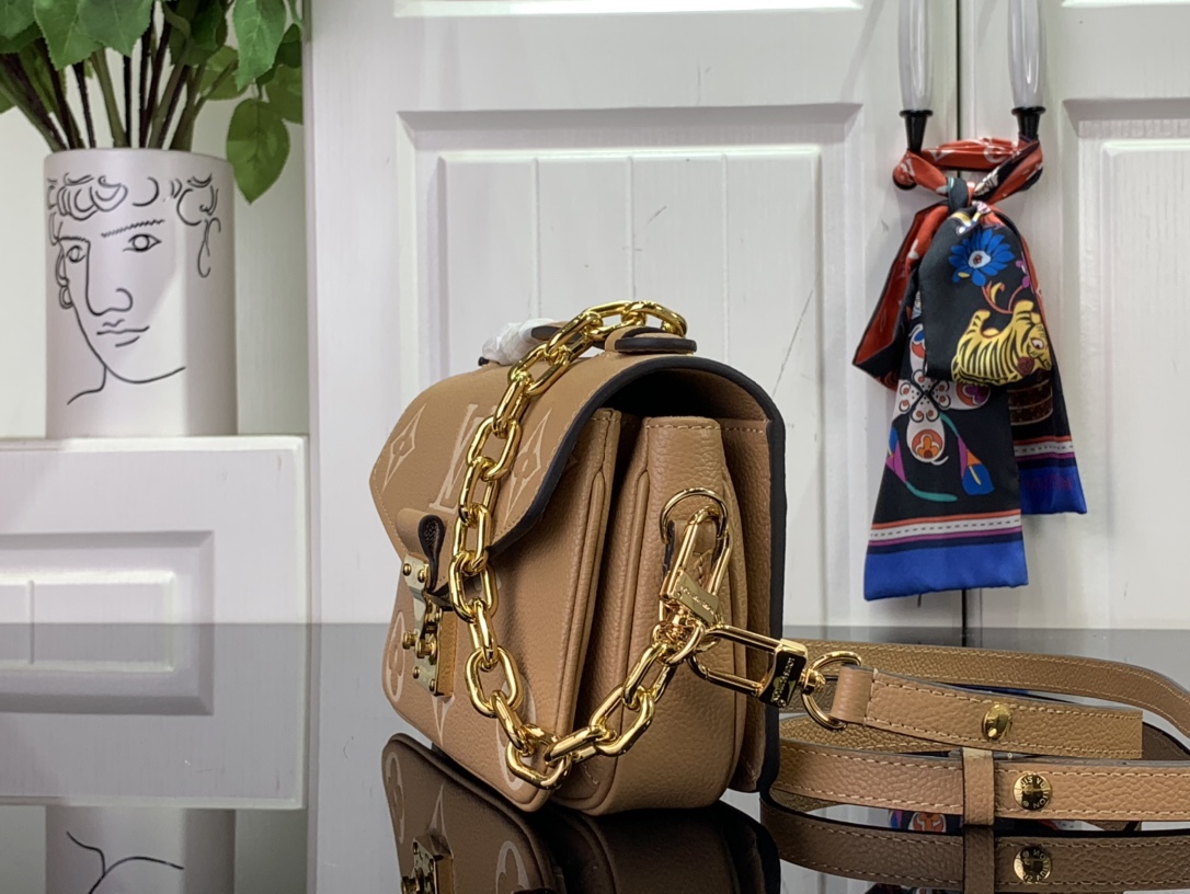 ルイヴィトン メッセンジャーバッグ 新作 Louis Vuitton ポシェット・メティス EW アリゾナ・クレーム M12735 牛革 ゴールド金具 - 画像 (9)