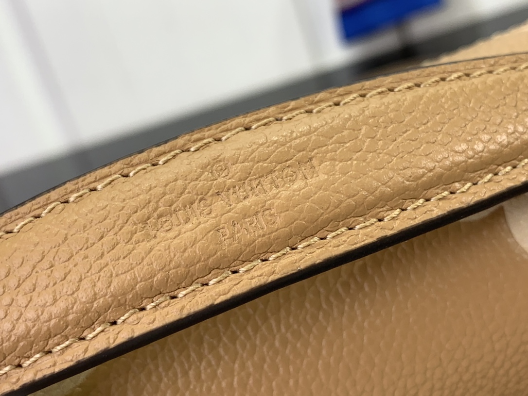 ルイヴィトン メッセンジャーバッグ 新作 Louis Vuitton ポシェット・メティス EW アリゾナ・クレーム M12735 牛革 ゴールド金具 - 画像 (5)