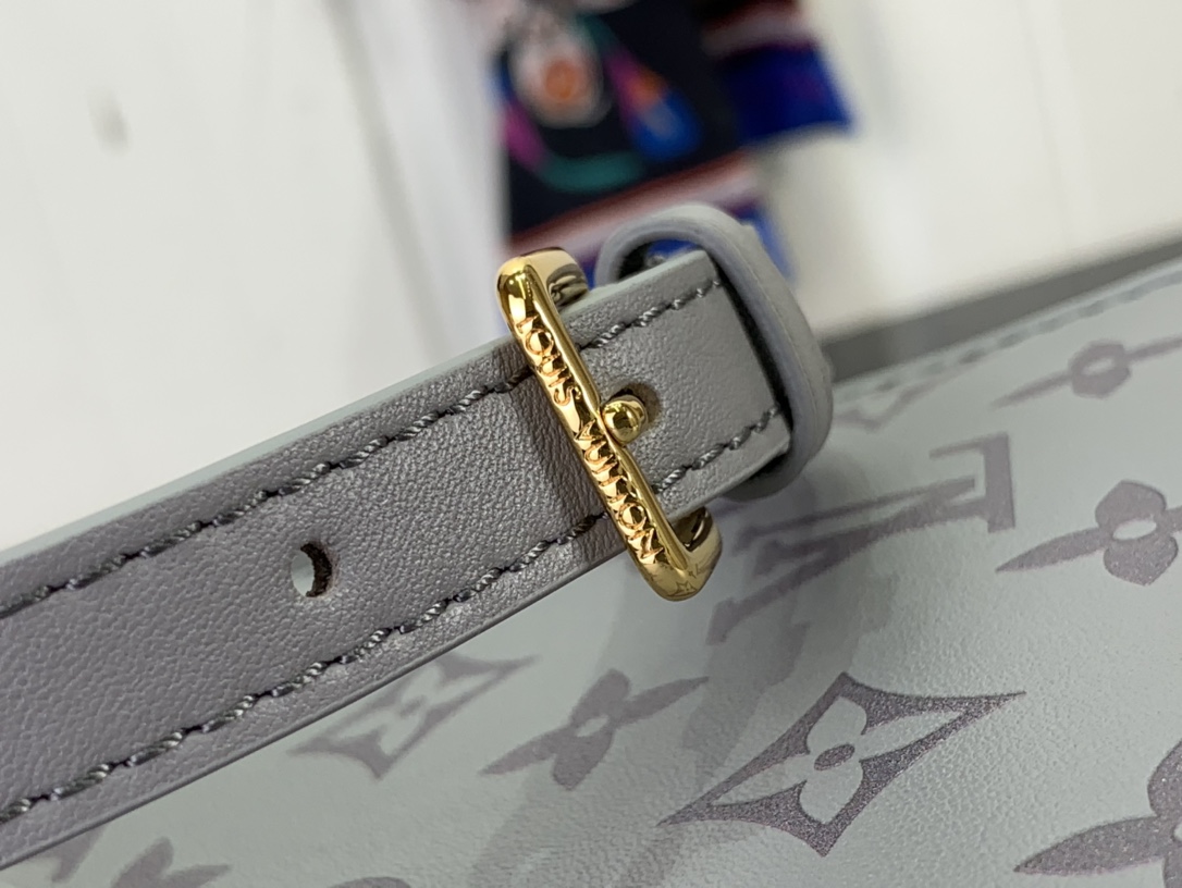 ルイヴィトン ハンドバッグ 新作 Louis Vuitton オンザゴー PM トリアノン グレー M12465 カーフレザー ゴールド金具 - 画像 (4)