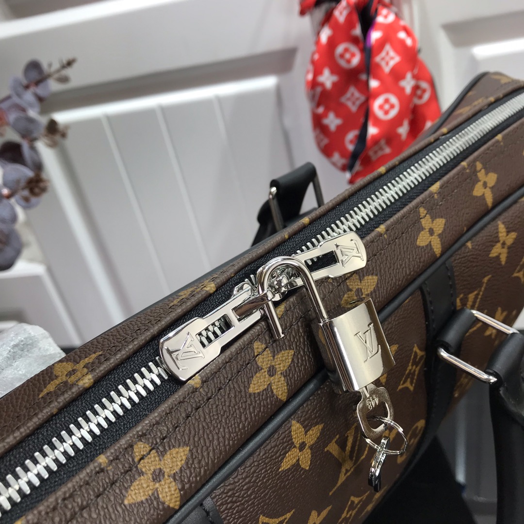 ルイヴィトン ビジネスバッグ メンズ Louis Vuitton ポルト ドキュマン・ヴォワヤージュ ブラック M40225 モノグラム・キャンバス シルバー金具 - 画像 (4)