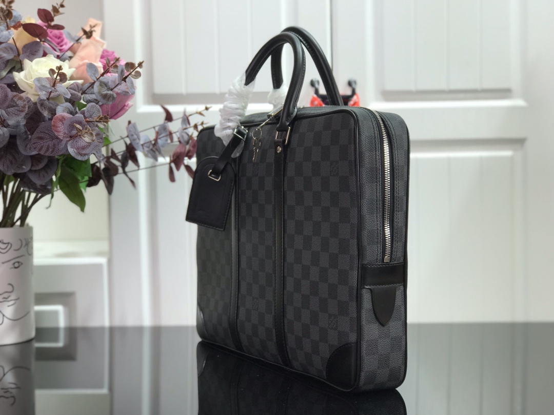 ルイヴィトン ビジネスバッグ メンズ Louis Vuitton ポルト ドキュマン・ヴォワヤージュ ブラック N41125 ダミエ・グラフィット キャンバス シルバー金具 - 画像 (9)