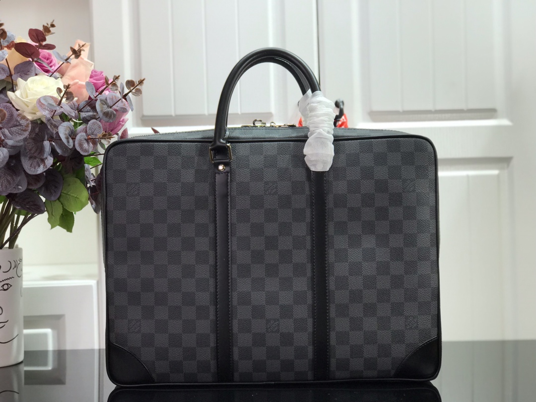 ルイヴィトン ビジネスバッグ メンズ Louis Vuitton ポルト ドキュマン・ヴォワヤージュ ブラック N41125 ダミエ・グラフィット キャンバス シルバー金具 - 画像 (2)