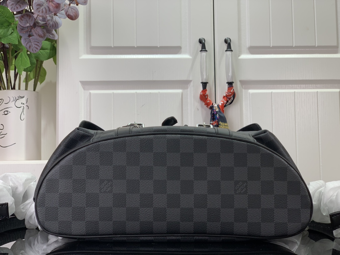 ルイヴィトン リュック 新作 Louis Vuitton クリストファー MM ブラック N41379 ダミエ・グラフィット キャンバス シルバー金具 - 画像 (7)