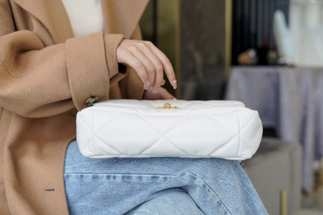 最高級シャネルスーパーコピー シャネルバッグコピー CHANEL 19 ラージ ハンドバッグ ホワイト AS1161 B07327 10601 ラムスキン ゴールド金具 - 画像 (7)