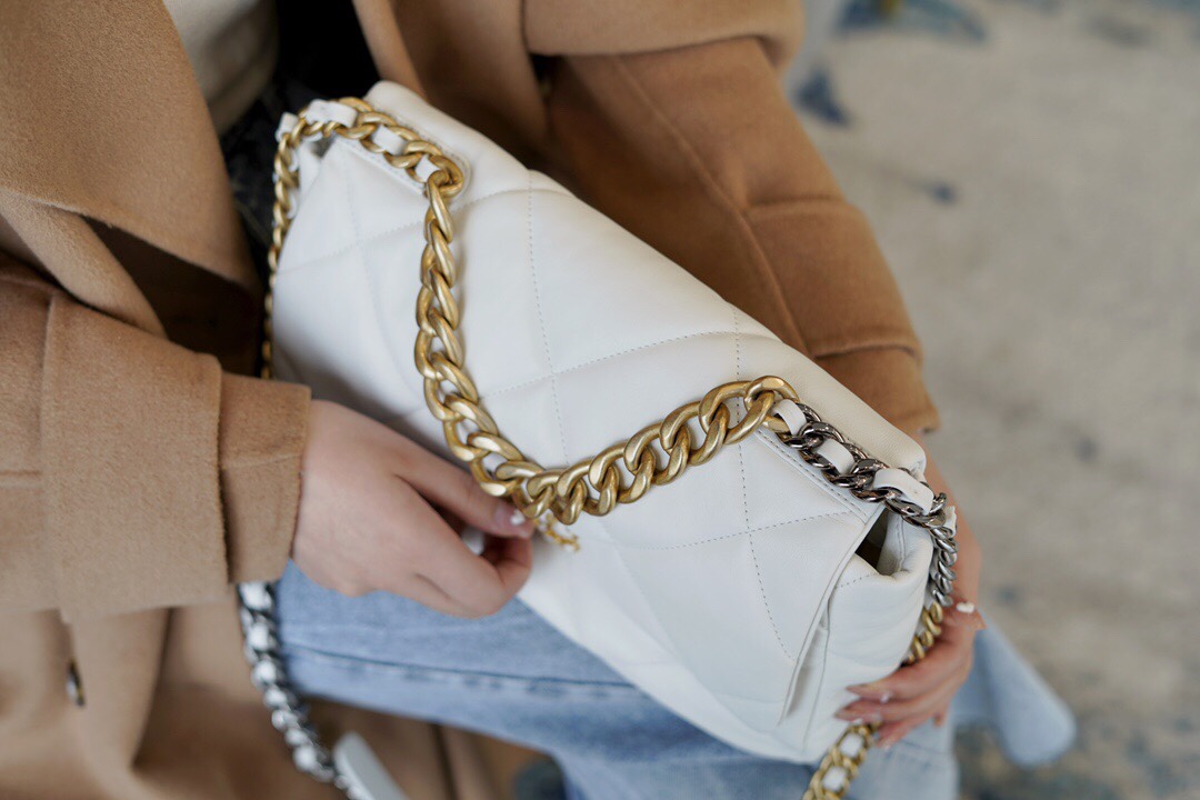 最高級シャネルスーパーコピー シャネルバッグコピー CHANEL 19 ラージ ハンドバッグ ホワイト AS1161 B07327 10601 ラムスキン ゴールド金具 - 画像 (6)