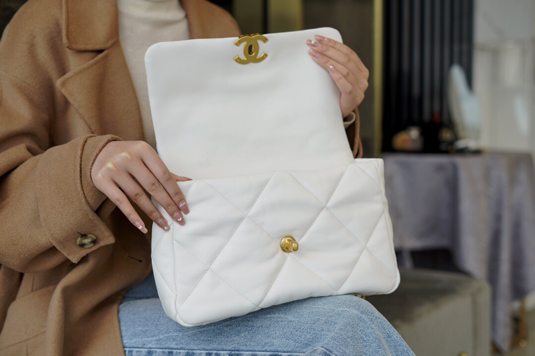 最高級シャネルスーパーコピー シャネルバッグコピー CHANEL 19 ラージ ハンドバッグ ホワイト AS1161 B07327 10601 ラムスキン ゴールド金具 - 画像 (5)