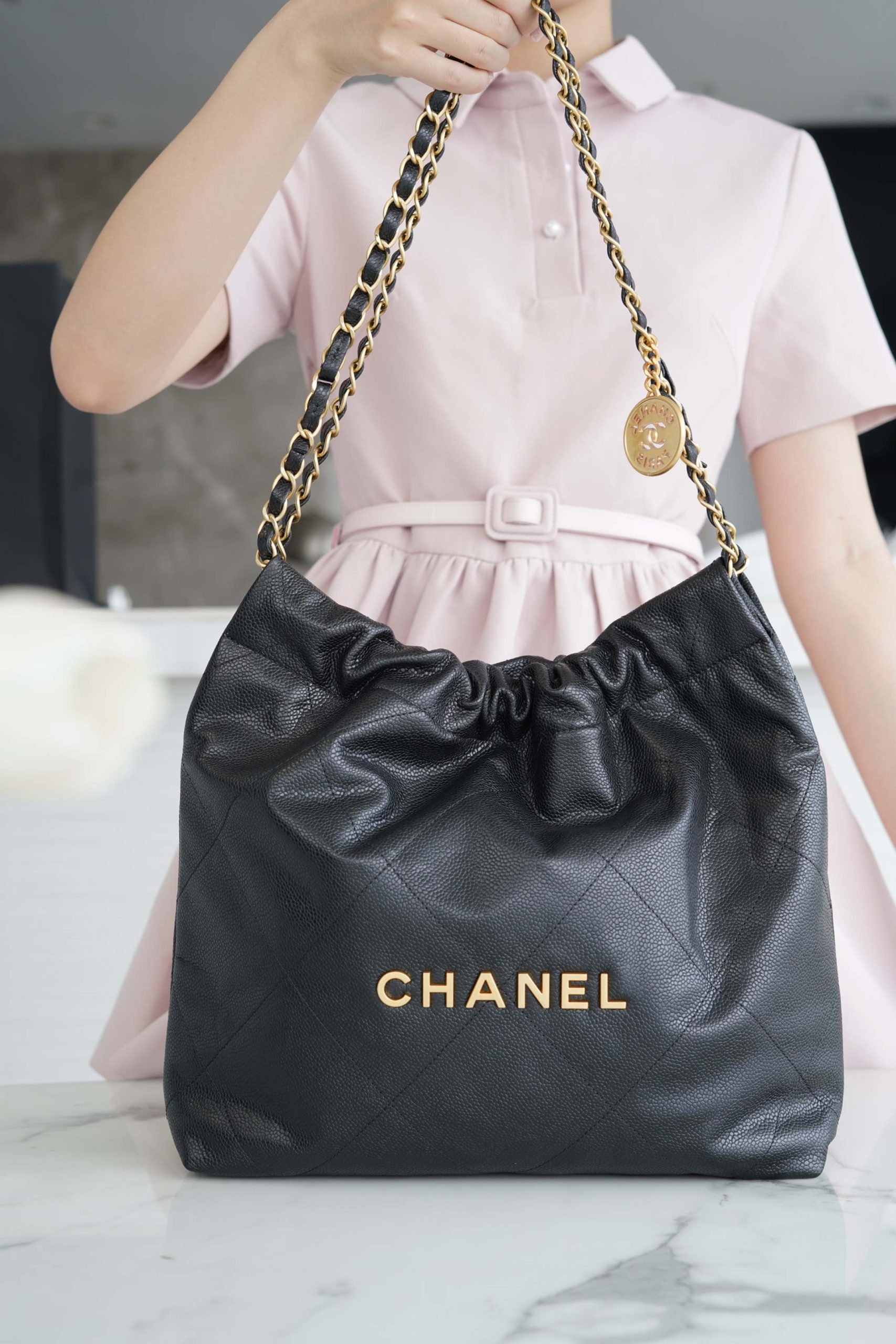 最高級シャネルスーパーコピー シャネルバッグコピー CHANEL 22 スモール ハンドバッグ ブラック AS3260 B17724 94305 キャビアスキン ゴールド金具 - 画像 (8)