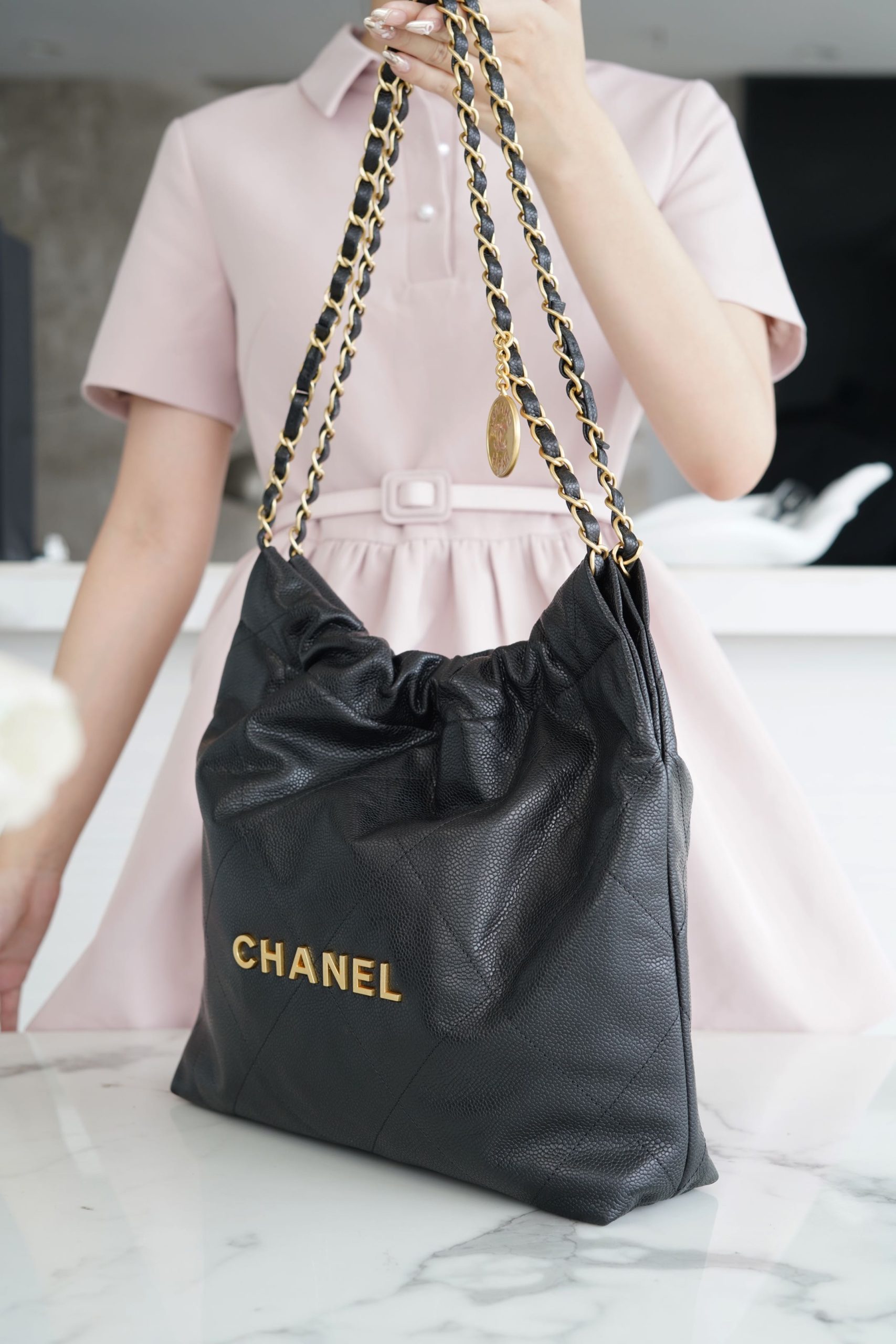 最高級シャネルスーパーコピー シャネルバッグコピー CHANEL 22 スモール ハンドバッグ ブラック AS3260 B17724 94305 キャビアスキン ゴールド金具 - 画像 (7)