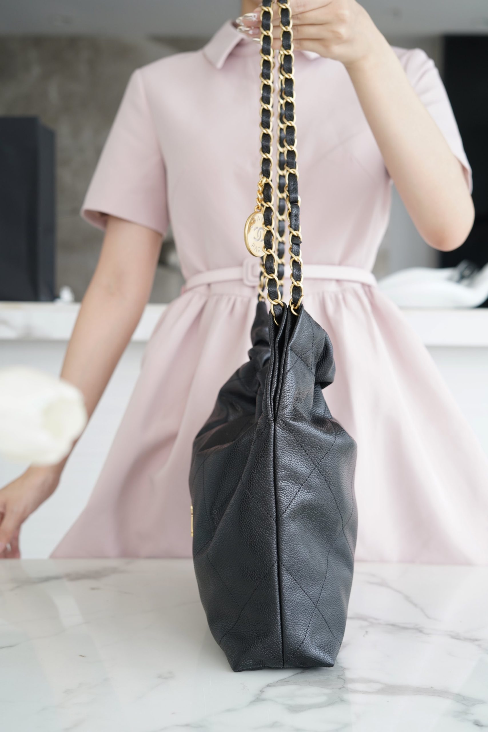 最高級シャネルスーパーコピー シャネルバッグコピー CHANEL 22 スモール ハンドバッグ ブラック AS3260 B17724 94305 キャビアスキン ゴールド金具 - 画像 (6)