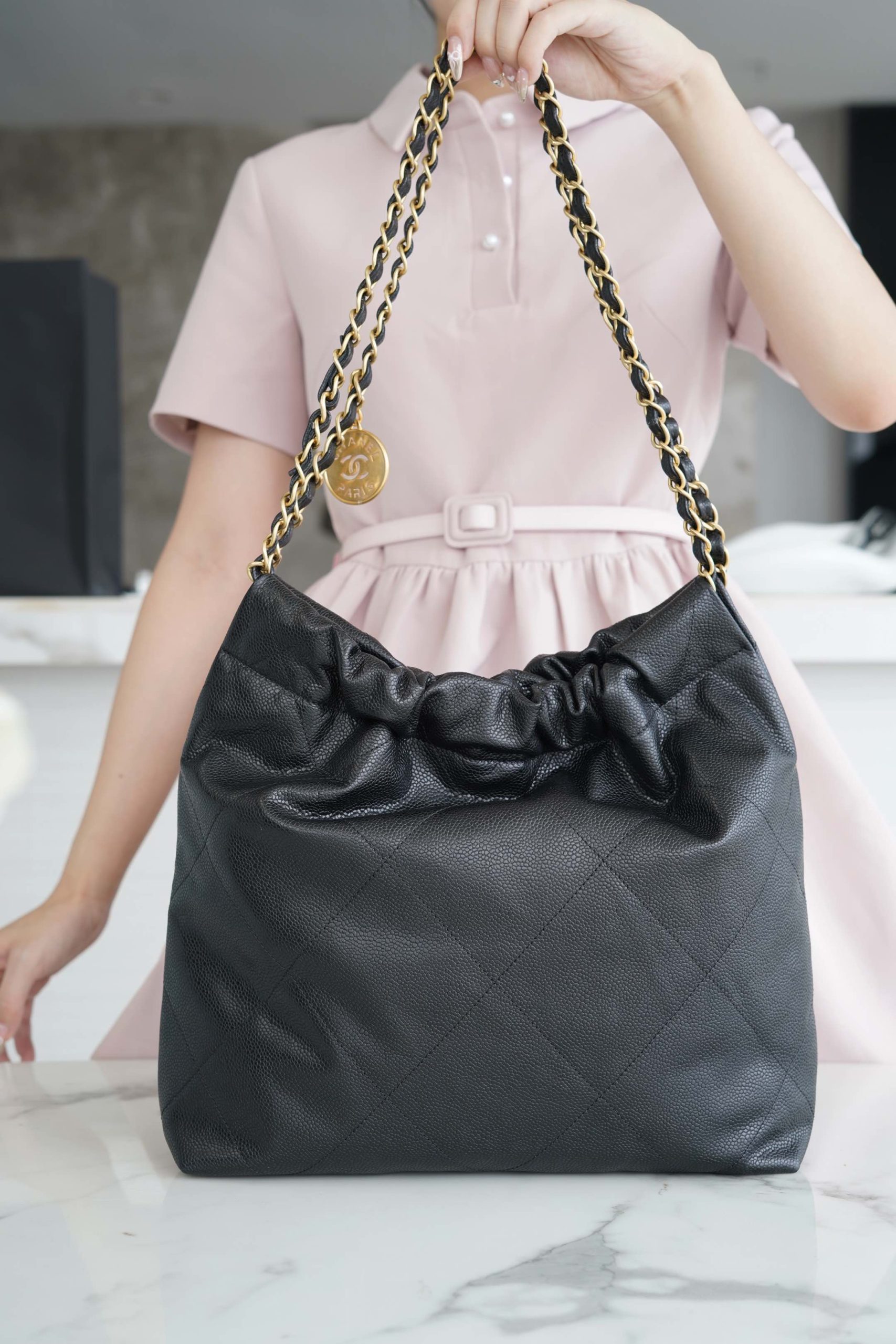 最高級シャネルスーパーコピー シャネルバッグコピー CHANEL 22 スモール ハンドバッグ ブラック AS3260 B17724 94305 キャビアスキン ゴールド金具 - 画像 (5)