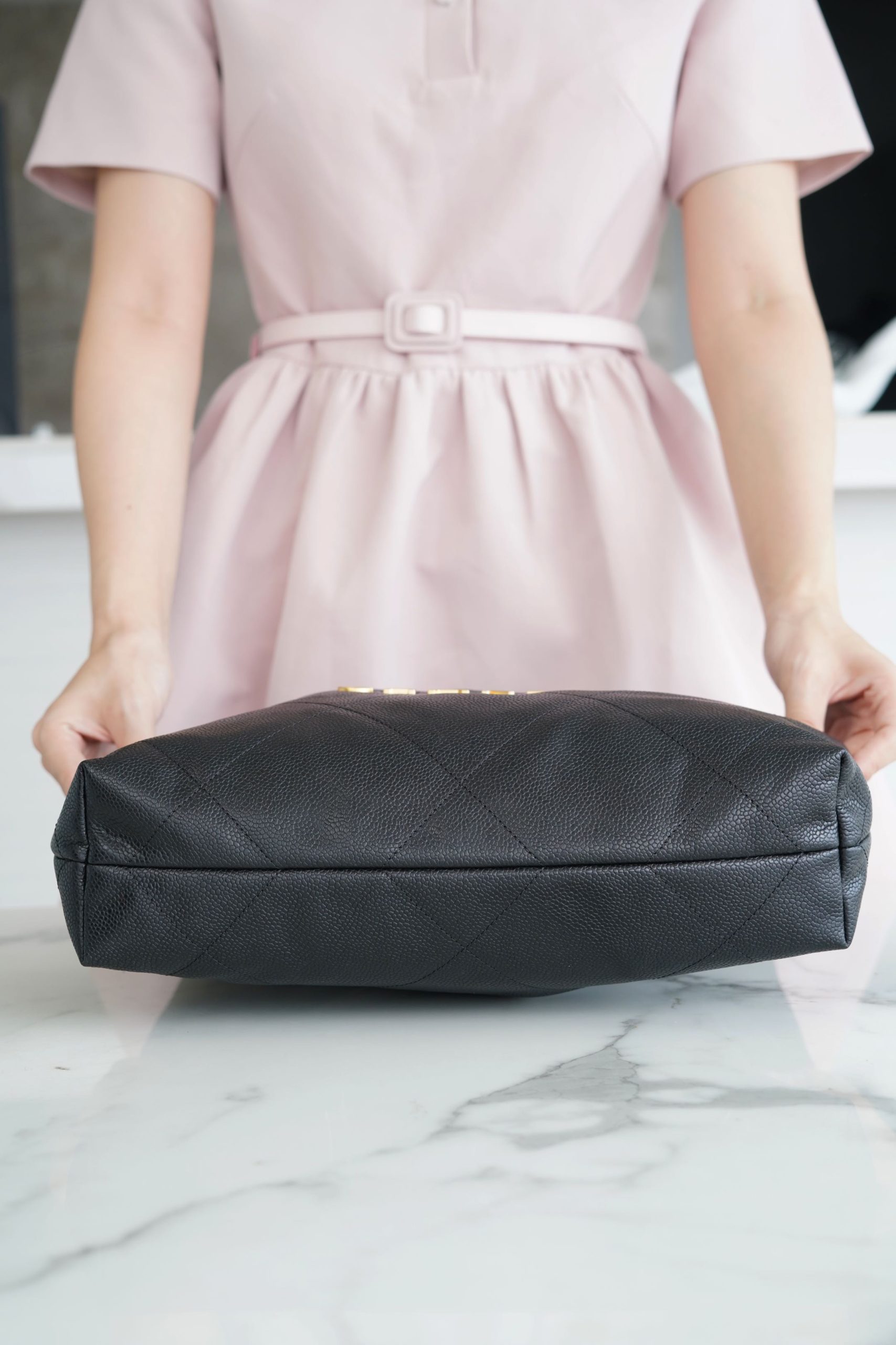 最高級シャネルスーパーコピー シャネルバッグコピー CHANEL 22 スモール ハンドバッグ ブラック AS3260 B17724 94305 キャビアスキン ゴールド金具 - 画像 (4)