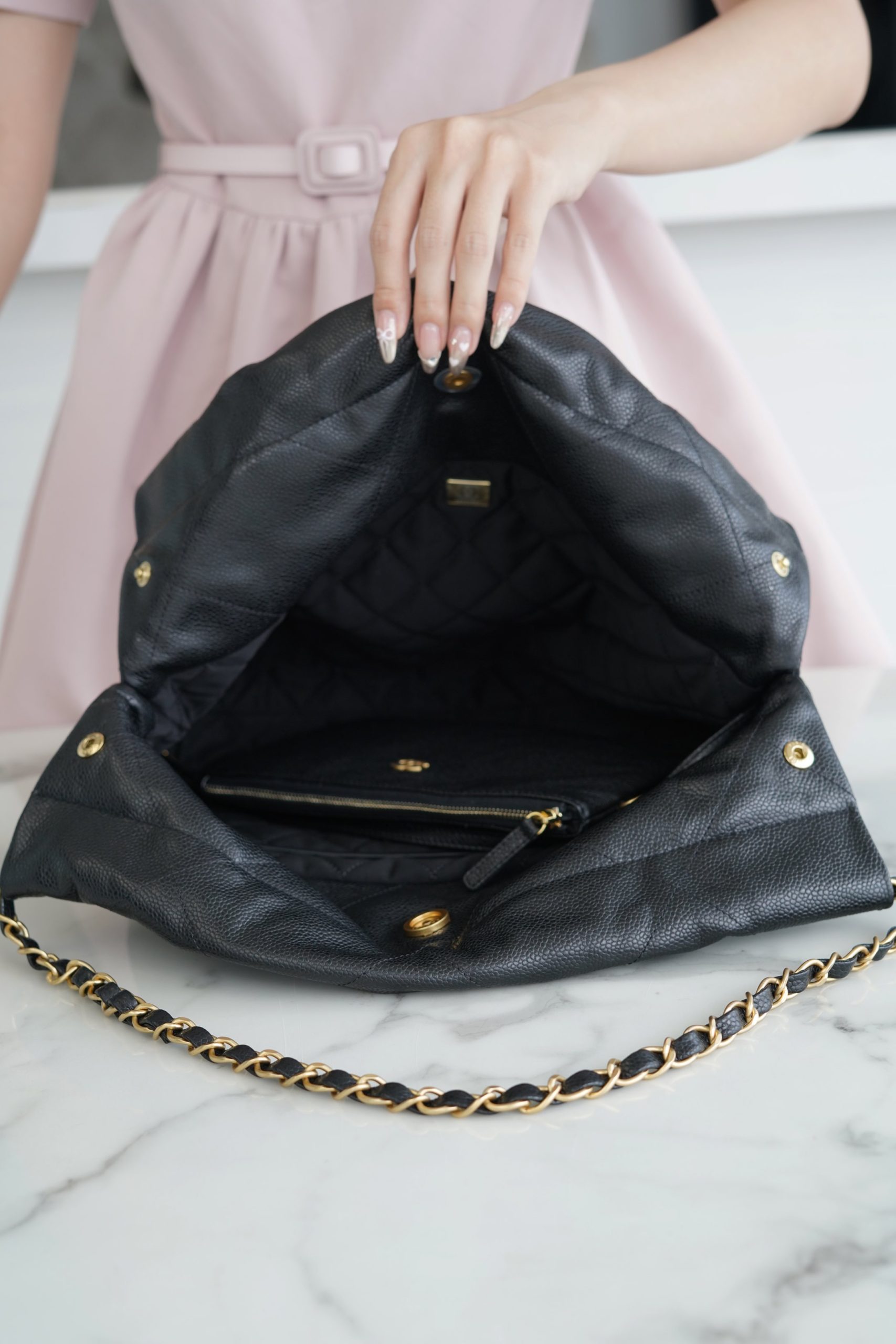 最高級シャネルスーパーコピー シャネルバッグコピー CHANEL 22 スモール ハンドバッグ ブラック AS3260 B17724 94305 キャビアスキン ゴールド金具 - 画像 (3)