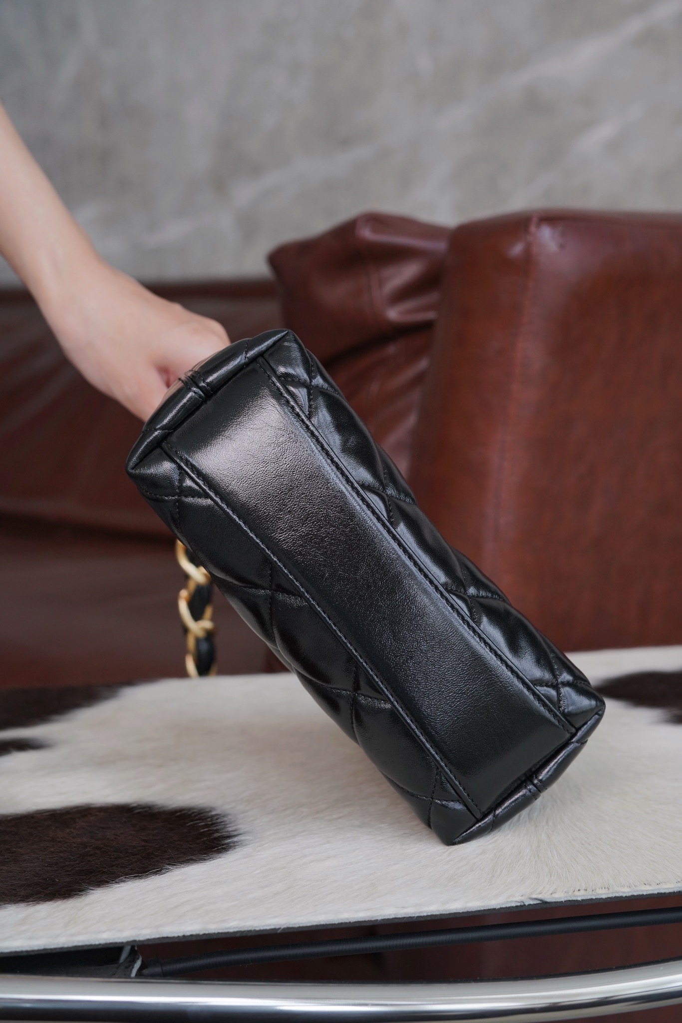 最高級シャネルスーパーコピー シャネルバッグコピー CHANEL スモール ホーボー バッグ ブラック AS4922 B16897 94305 ラムスキン ゴールド金具 - 画像 (5)