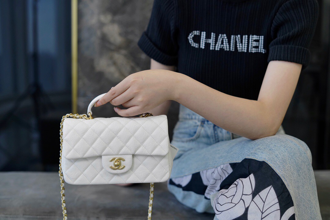 最高級シャネルスーパーコピー シャネルバッグコピー CHANEL トップハンドル ミニ フラップ バッグ ホワイト AS2431 B05607 10601 キャビアスキン ゴールド金具 - 画像 (9)