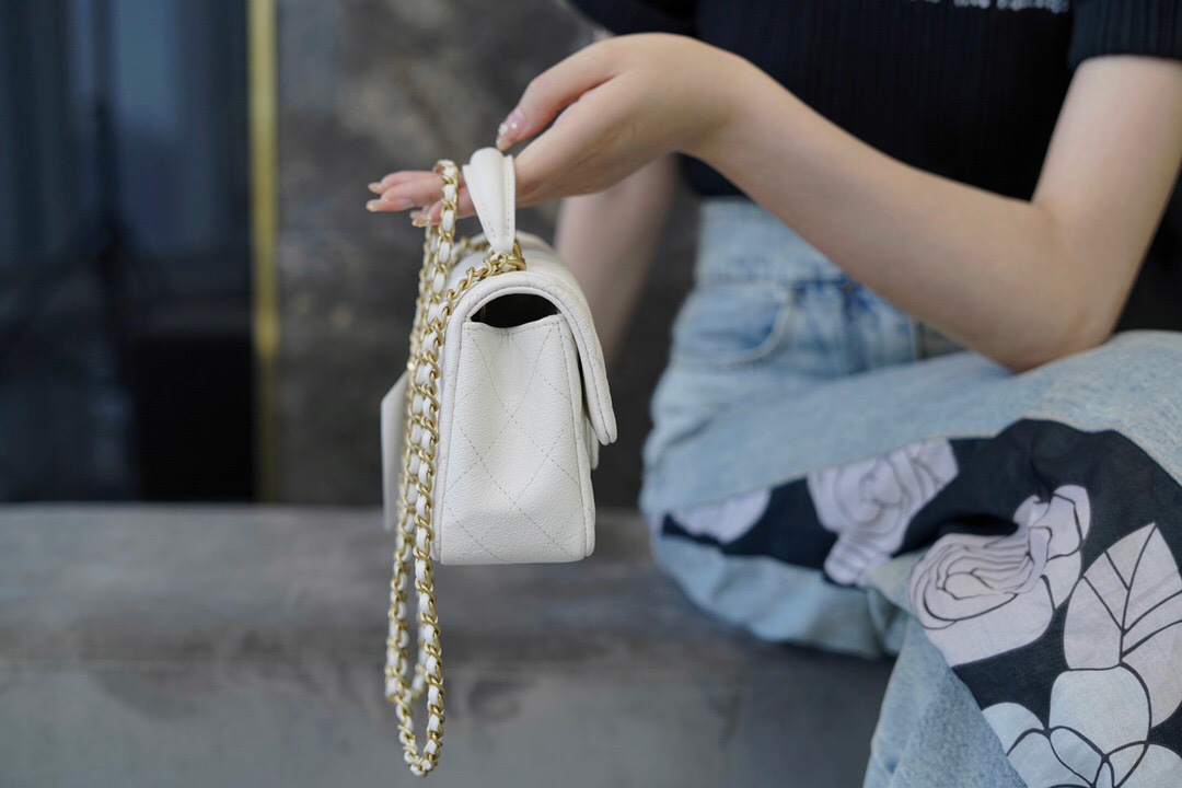 最高級シャネルスーパーコピー シャネルバッグコピー CHANEL トップハンドル ミニ フラップ バッグ ホワイト AS2431 B05607 10601 キャビアスキン ゴールド金具 - 画像 (8)