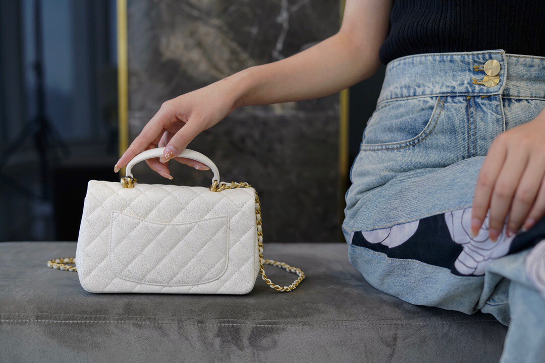 最高級シャネルスーパーコピー シャネルバッグコピー CHANEL トップハンドル ミニ フラップ バッグ ホワイト AS2431 B05607 10601 キャビアスキン ゴールド金具 - 画像 (7)