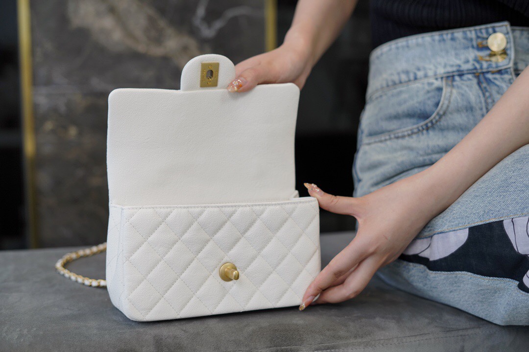 最高級シャネルスーパーコピー シャネルバッグコピー CHANEL トップハンドル ミニ フラップ バッグ ホワイト AS2431 B05607 10601 キャビアスキン ゴールド金具 - 画像 (5)