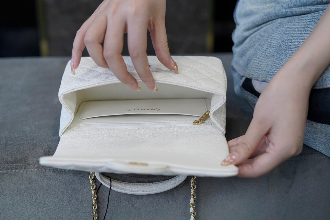 最高級シャネルスーパーコピー シャネルバッグコピー CHANEL トップハンドル ミニ フラップ バッグ ホワイト AS2431 B05607 10601 キャビアスキン ゴールド金具 - 画像 (4)