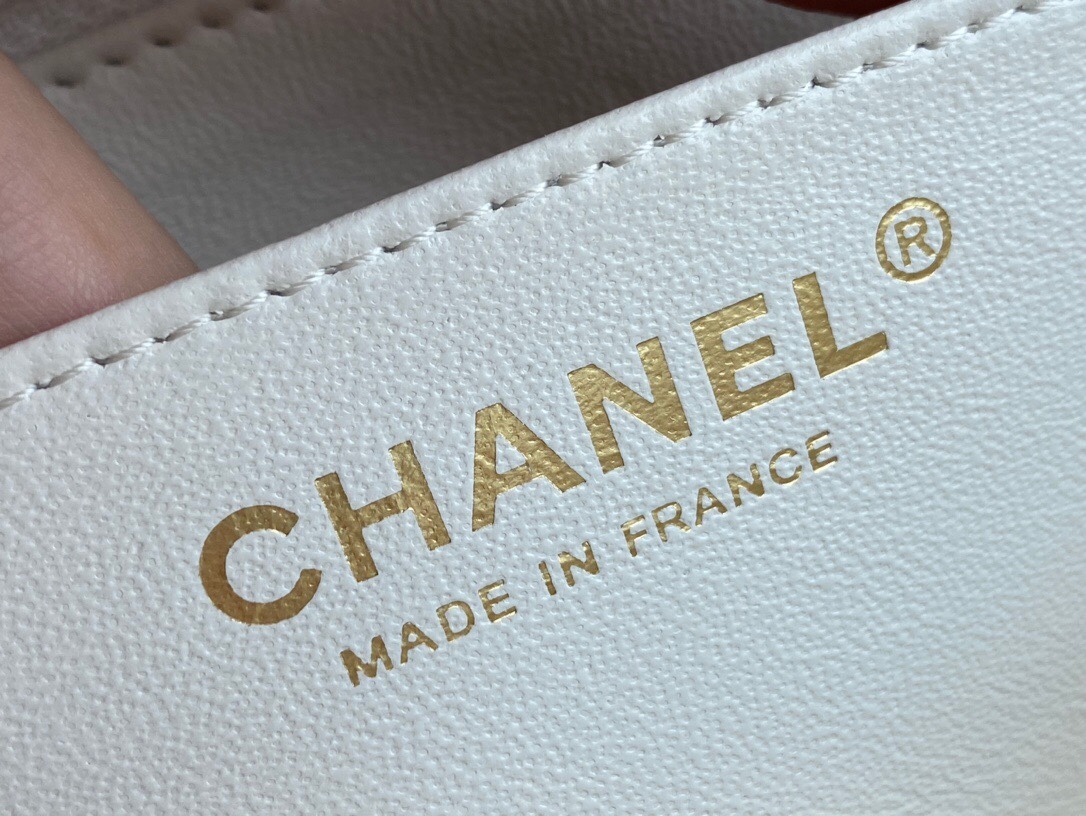 最高級シャネルスーパーコピー シャネルバッグコピー CHANEL トップハンドル ミニ フラップ バッグ ホワイト AS2431 B05607 10601 キャビアスキン ゴールド金具 - 画像 (3)