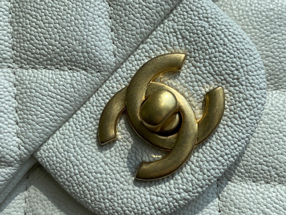 最高級シャネルスーパーコピー シャネルバッグコピー CHANEL トップハンドル ミニ フラップ バッグ ホワイト AS2431 B05607 10601 キャビアスキン ゴールド金具 - 画像 (2)