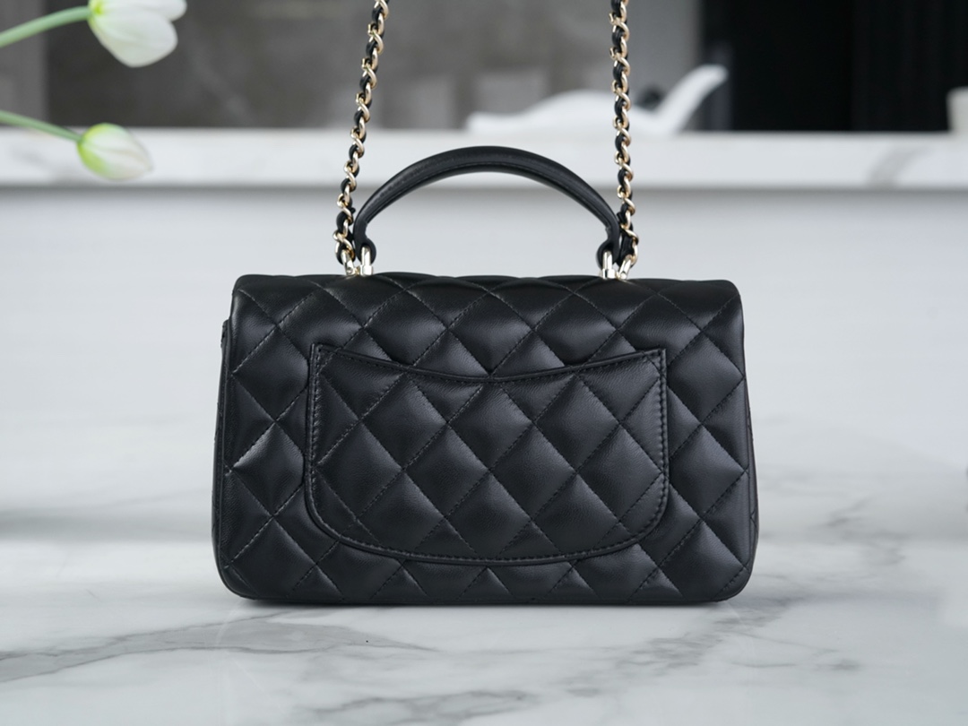 最高級シャネルスーパーコピー シャネルバッグコピー CHANEL トップハンドル ミニ フラップ バッグ ブラック AS2431 B05607 94305 ラムスキン シルバー金具 - 画像 (8)