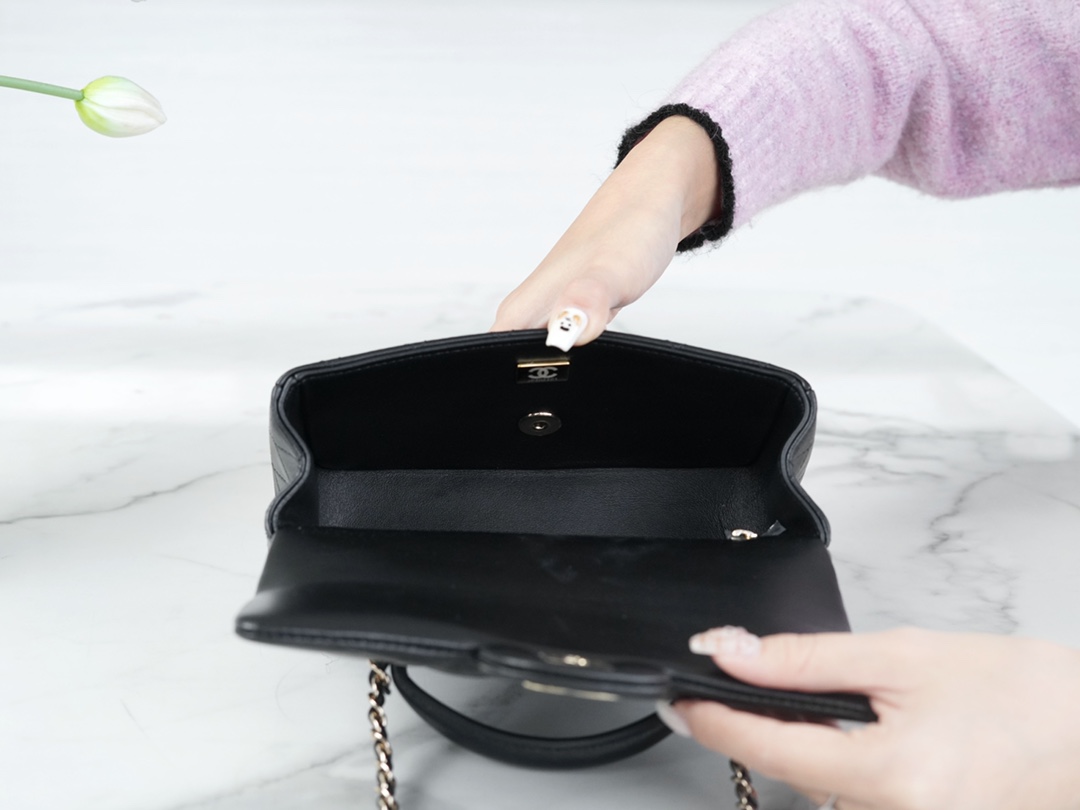最高級シャネルスーパーコピー シャネルバッグコピー CHANEL トップハンドル ミニ フラップ バッグ ブラック AS2431 B05607 94305 ラムスキン シルバー金具 - 画像 (5)